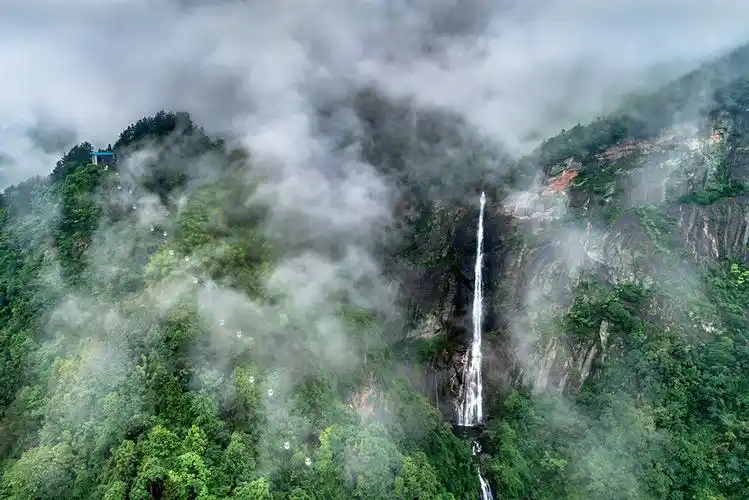 庐山香炉峰瀑布.