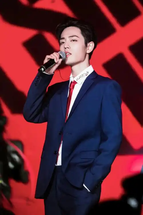 肖战#又回顾了一遍 乱 世 巨 星,蓝西装红领带,大背头流汗,超a眼神