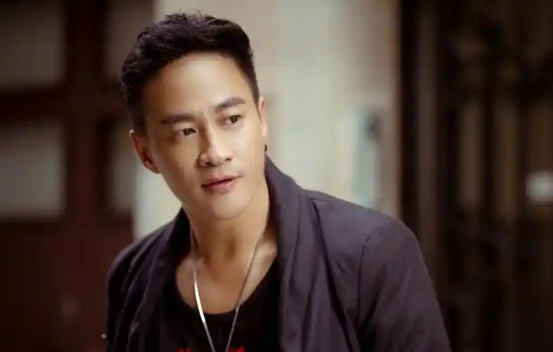 何润东太敬业为拍摄征途导致右手三处骨折自曝带伤参演