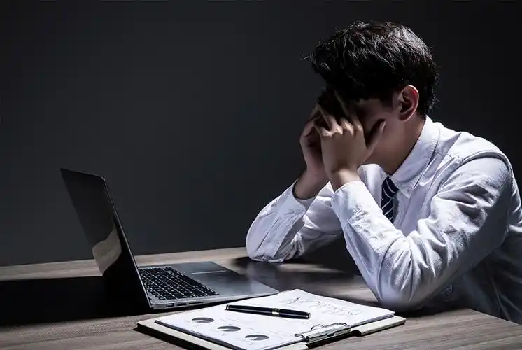 职业男性加班压力图片素材