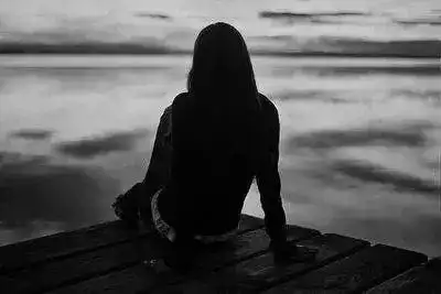 精选黑白美女伤感背影失落无助图片大全