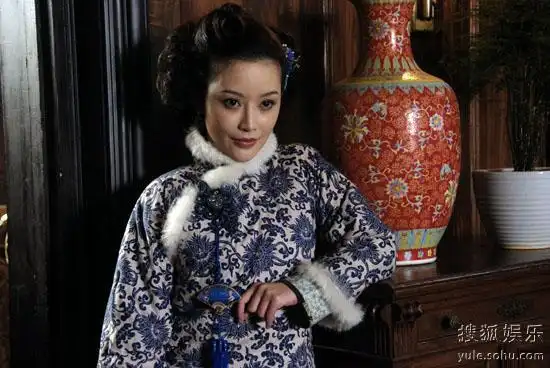 商战大戏《青岛往事》热拍 瑛子续演反角