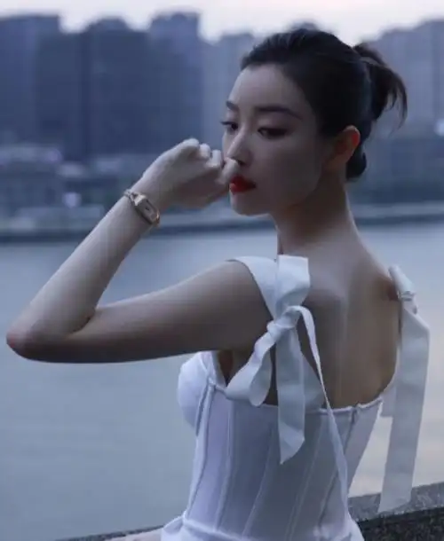 有种"人鱼身材"叫倪妮,当她身穿吊带裙后,秒成"内娱最美"_造型