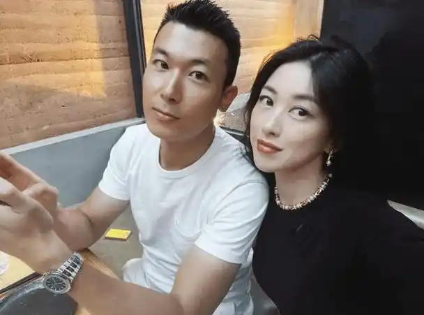 朱珠秀恩爱王昀佳被调侃是富婆收割机