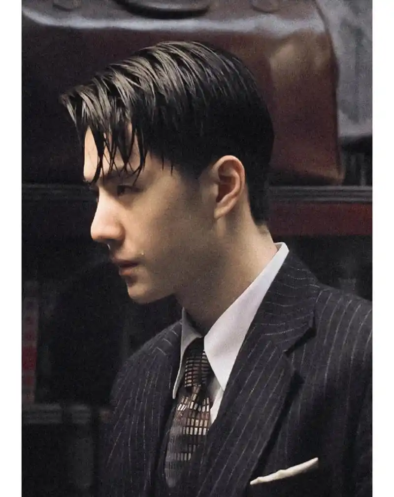 学着点 王一博吸烟姿势就很帅!