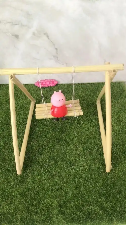 用芦苇杆给佩奇制作秋千