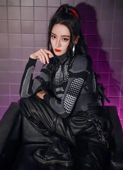 迪丽热巴太飒了,黑色皮裤套装冷酷帅气,其他风格更是轻松驾驭_卫衣