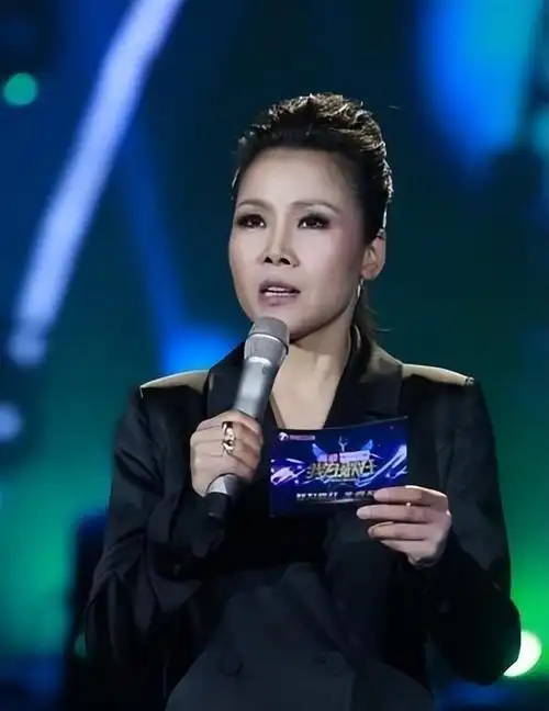 58岁田震晒泳装照!网友喊她上《歌手》刺激那英,理由