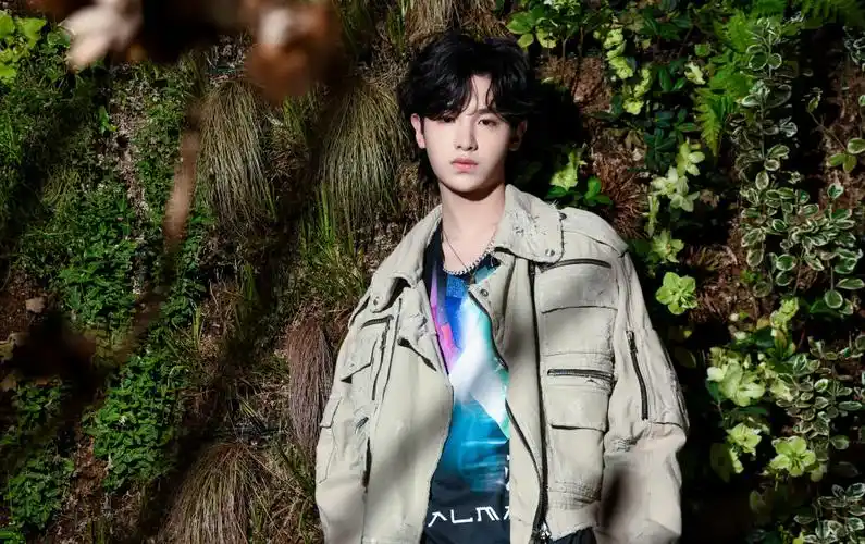 黄明昊巴黎帅气时尚街拍图片