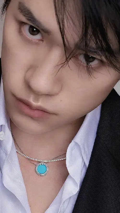 易烊千玺怼脸眼神杀大片