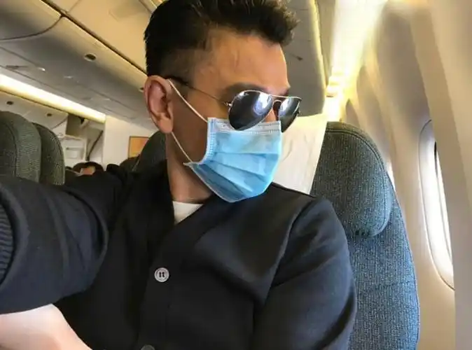 天王刘德华玩自拍,无美颜有颜真任,秒杀一众小鲜肉