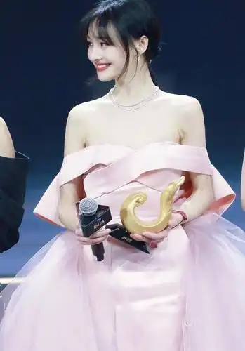 郑爽春晚表演小品,首次登台就挑战语言类节目,这叫没演技?