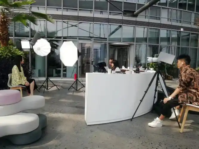 双机位采访拍摄中