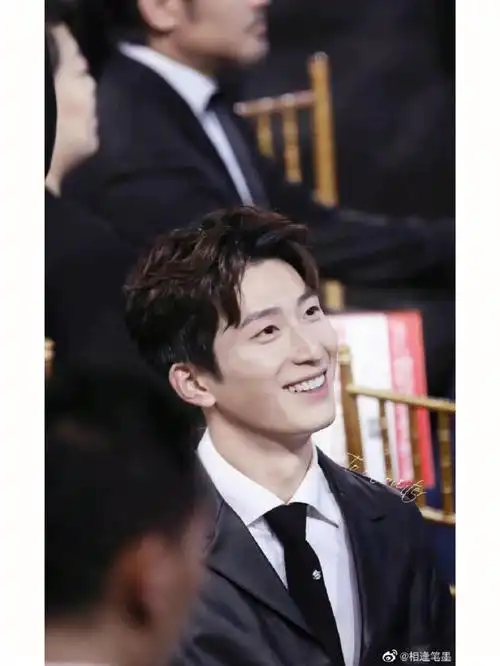 窦骁笑起来好迷人