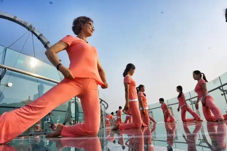 150美女高空做瑜伽 脚下透明玻璃万丈悬崖