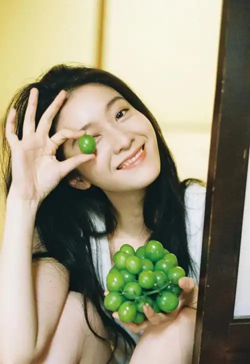 张雪迎夏日白色背心小清新私服写真组图__财经头条