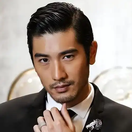 一,中年男人想要更帅气,就不要留这3款发型