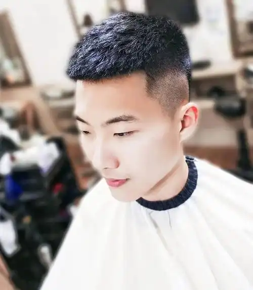 2021年夏天剪下面这些"小碎盖"发型-男生短发-帅哥发型网