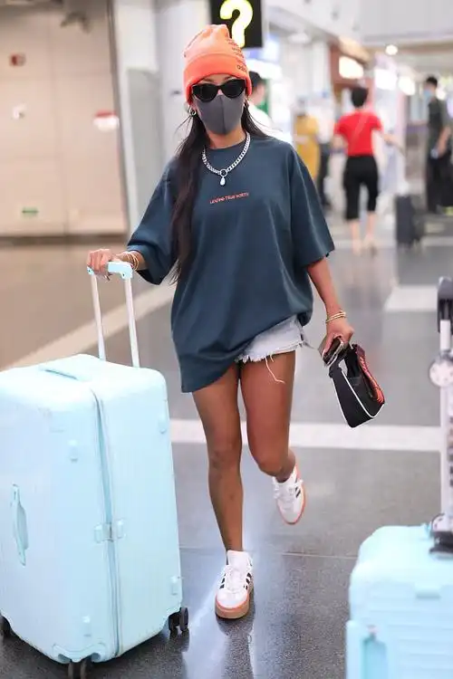 吉克隽逸穿热裤秀美腿 自推行李箱气场十足