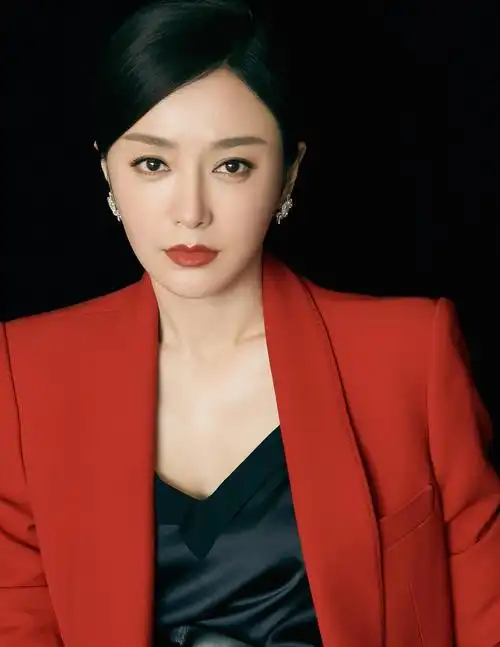 秦岚几部待播作品都让人期待,新角色也太端庄大方了吧?_网易订阅