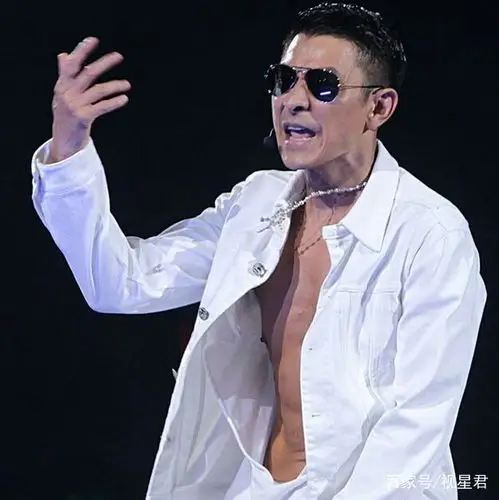 举手投足天王味,刘德华各演唱会腹肌锦集照,身材超棒!