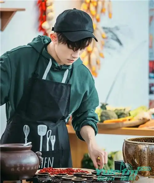 易烊千玺试吃彩蛋上线,周末"搬砖"令粉丝超放心