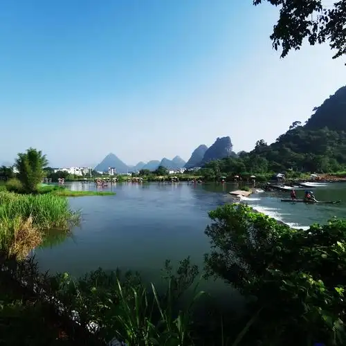 漓江风景区是世界上规模最大风景最美的喀斯特地貌山水区,如诗如画的