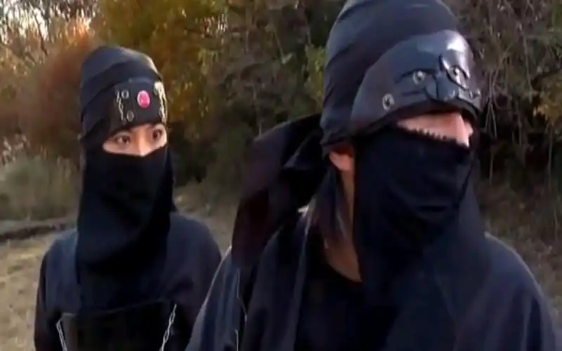 黑色头套蒙面忍者女杀手被反杀