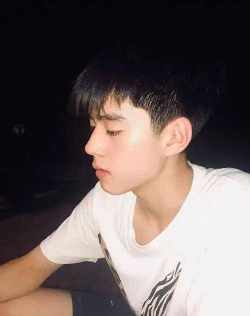 网友们冒死偷拍的素人帅哥究竟有多帅