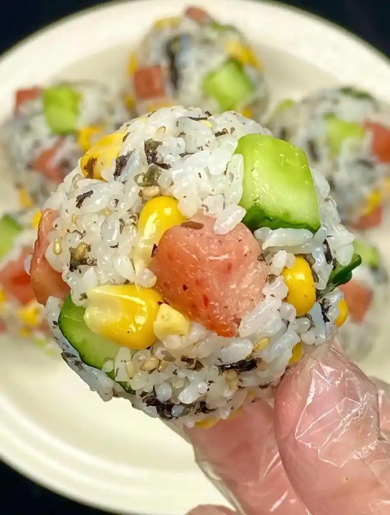 好吃到爆的自制饭团!不得不说剩米饭这么做           - 抖音