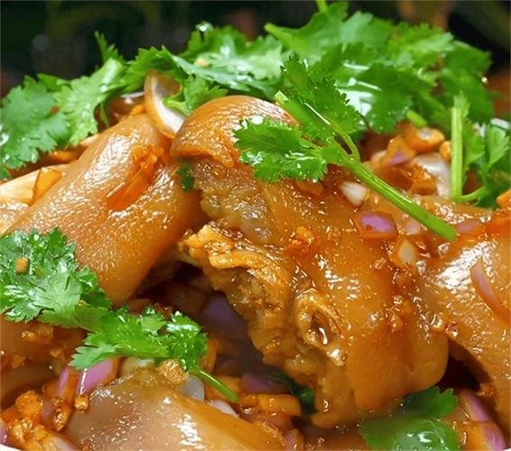 招牌和味沙姜猪手:猪脚和酸白萝卜,酸青瓜的组合,那滋味,仿佛在舌尖上