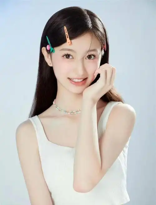 "王一博夸美,王思聪追随"的小女孩裴佳欣已经长大了,近日她在官方微博