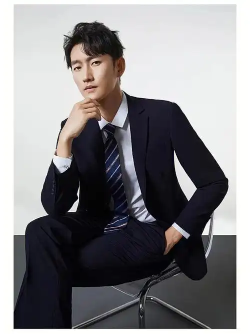 一起看西装帅气小伙 #模特  #就是这么酷  zj#商业拍摄