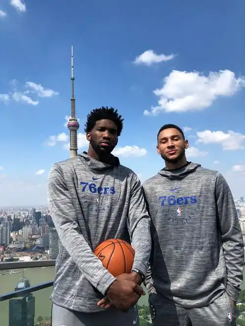 费城76人队正在上海拍摄他们的nba中国赛官方球队合照.nba官方写道.