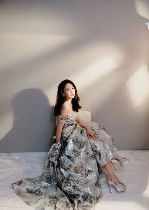 陈乔恩云纹吊带连衣裙优雅写真_网友_白色_气质