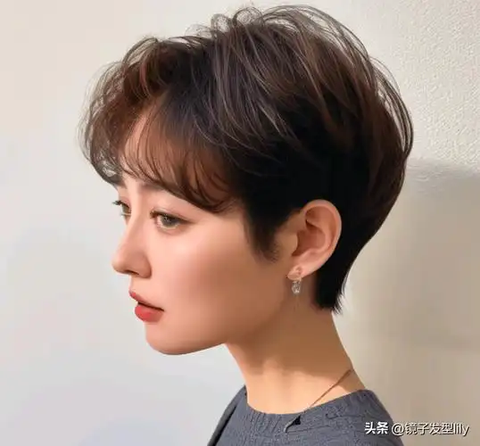 女士短发剪来剪去,层次短发最时尚,推边烫卷都很美_发型_魅力_个性