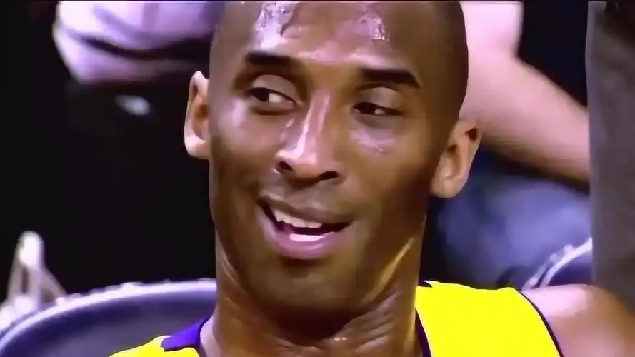 科比生前的笑容让人心疼谁说去世之前没有征兆他的笑不就是埋笔吗