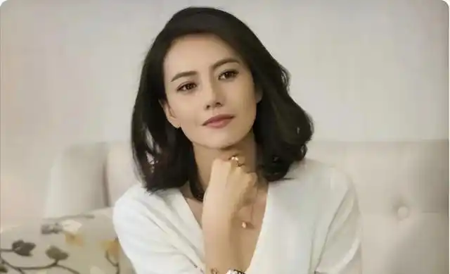 高圆圆素颜登机皮肤紧致白皙如少女手上婚戒非常吸睛