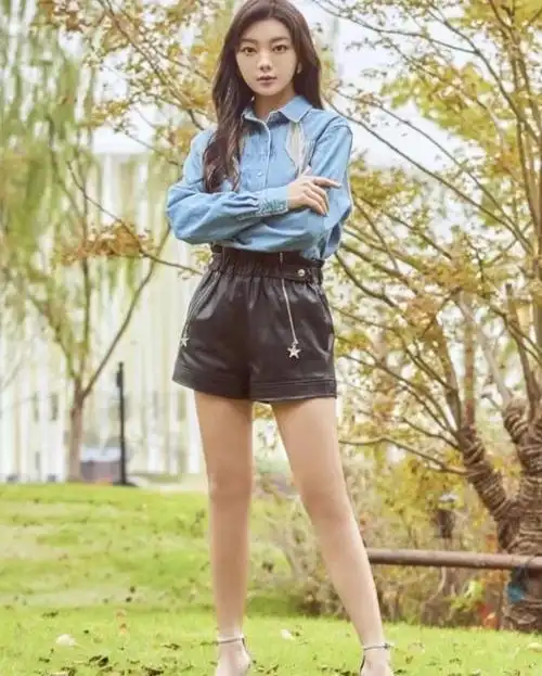 李紫婷怎么做到穿紧身裤无一丝褶皱的?看她穿短裤的腿,明白晚