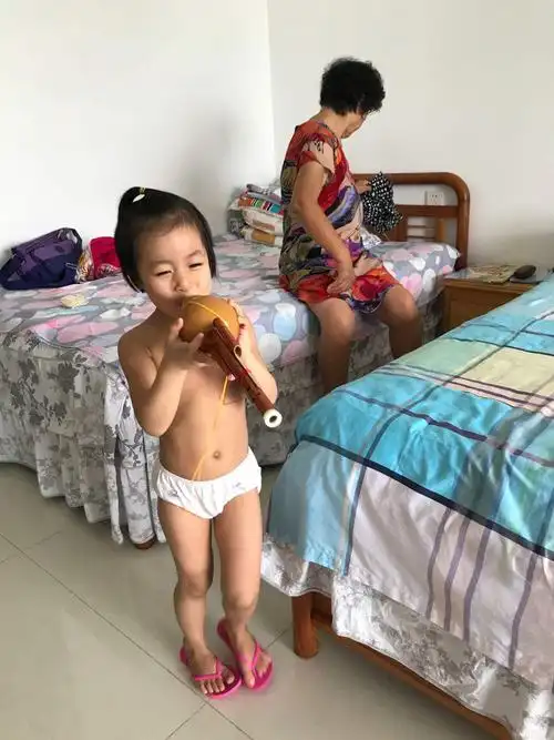 小女孩光膀子,成天光膀子小女孩-图片大观-奇异网