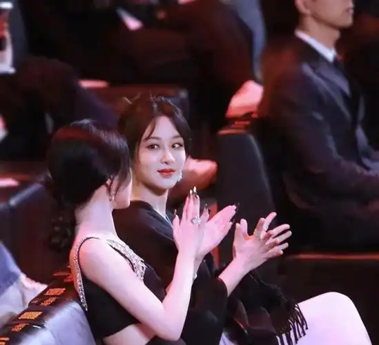 虞书欣和杨紫罕见的合影一个娇一个俏为啥被说普通