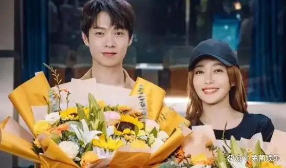 在这次公开亮相中,秦岚多次主动示好,手臂和膝盖的暴