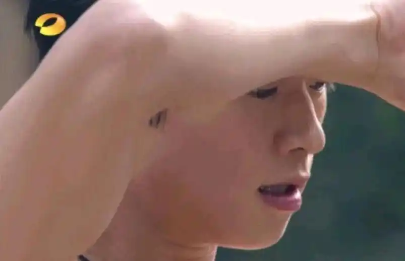 魏大勋健身成果亮眼:六块腹肌敢脱,难怪他能火!