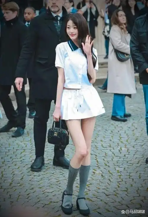 张元英转圈扭胯火了超短百褶裙少女感拉满性感又撩人