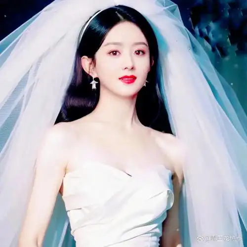 瞧,赵丽颖穿着洁白的婚纱如同梦幻的云朵,轻柔地环绕着她