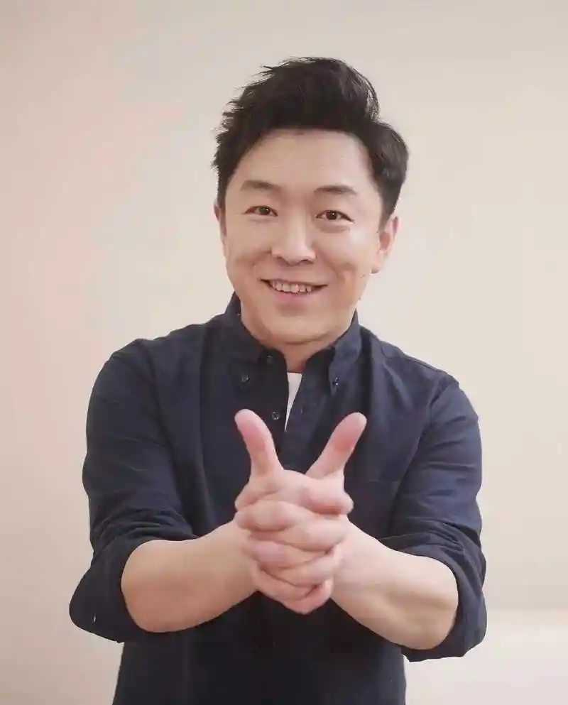 黄渤帅气现身家宴,49岁肌肤光滑紧致,网友:家族基因太强大!