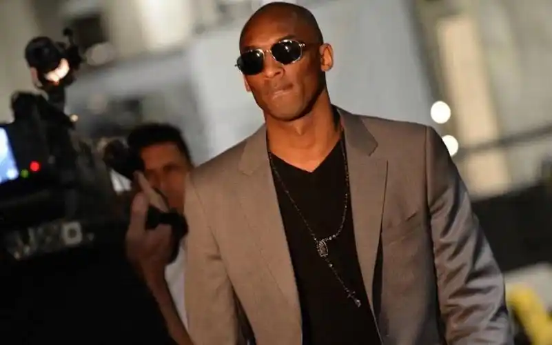 科比:原来穿西装打球可以这么帅