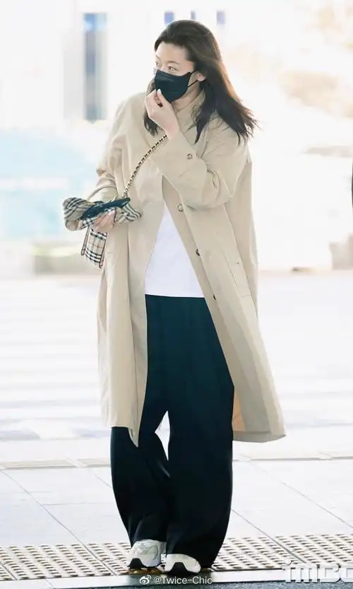 全智贤机场风衣穿搭