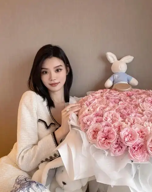 不少网友认为她是高攀甚至还有人认为奚梦瑶是冲着何猷君的家世才嫁给