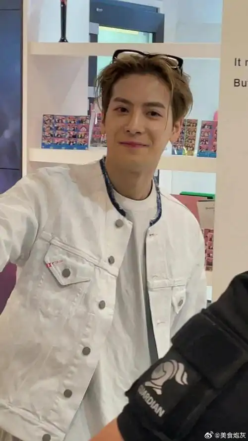 王嘉尔超话王嘉尔的笑容真的好治愈啊!